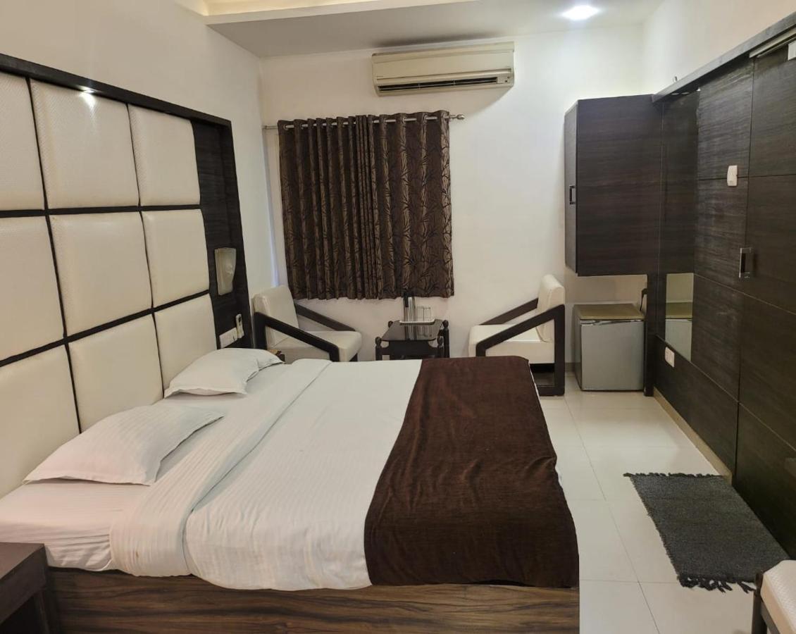 Golden Plaza Hotel Ahmedabad Eksteriør billede