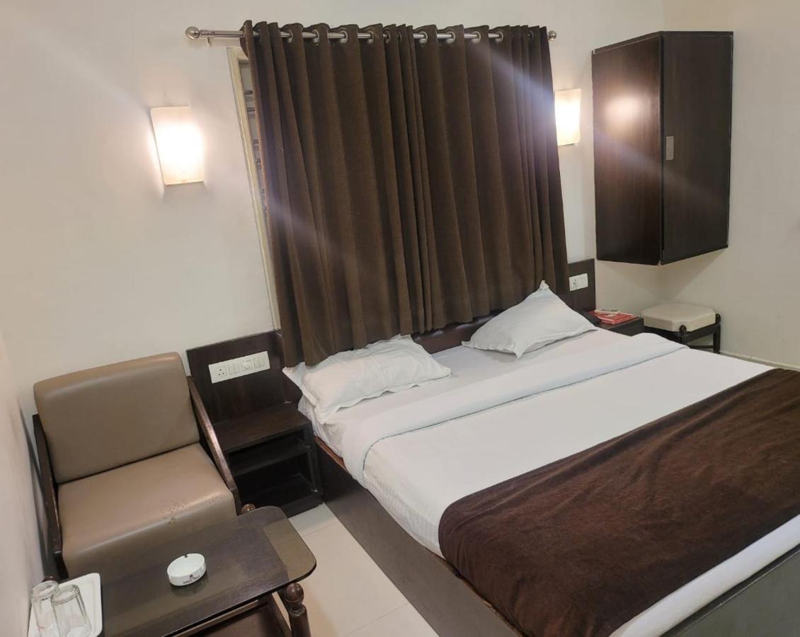 Golden Plaza Hotel Ahmedabad Eksteriør billede