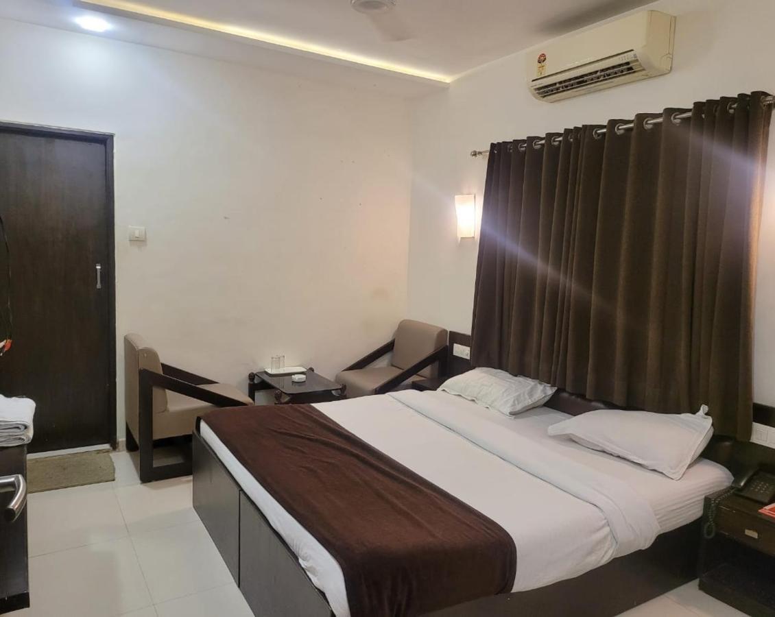 Golden Plaza Hotel Ahmedabad Eksteriør billede
