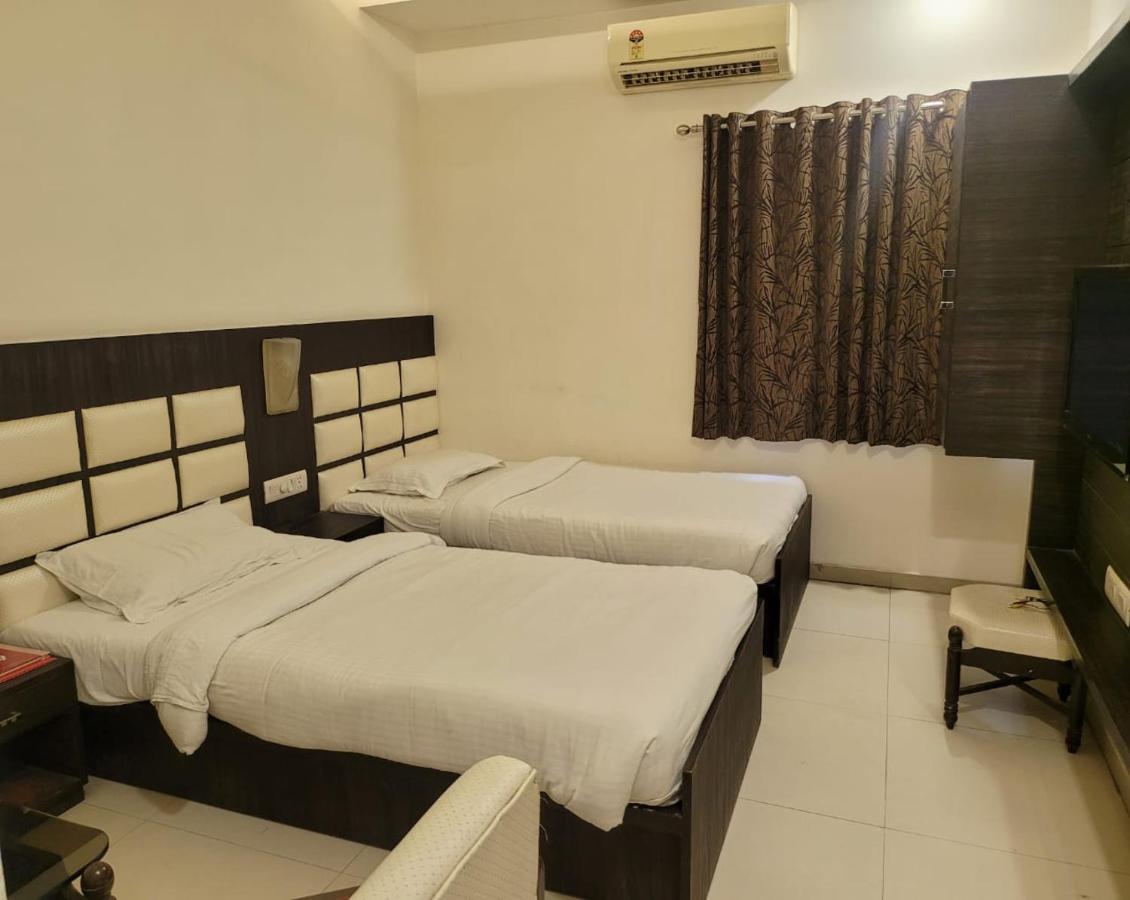 Golden Plaza Hotel Ahmedabad Eksteriør billede