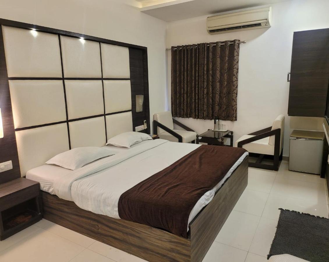 Golden Plaza Hotel Ahmedabad Eksteriør billede