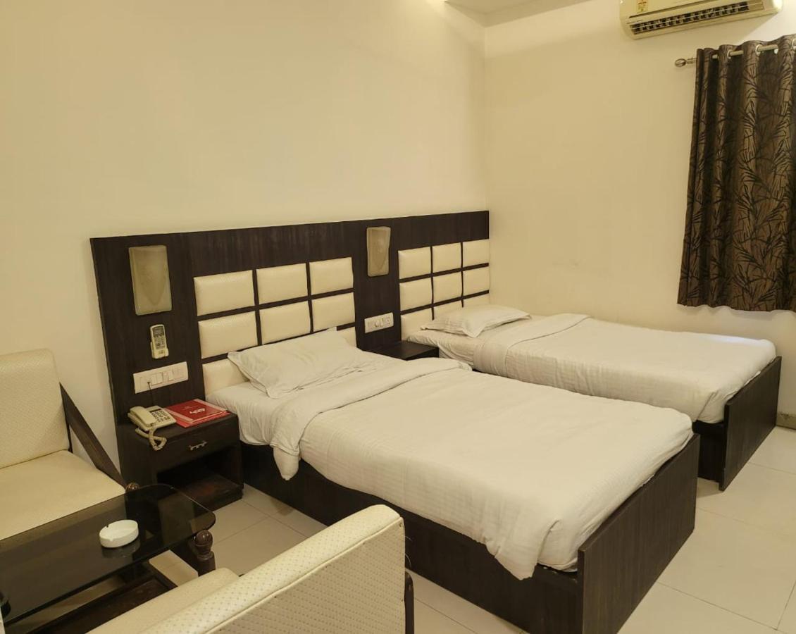 Golden Plaza Hotel Ahmedabad Eksteriør billede