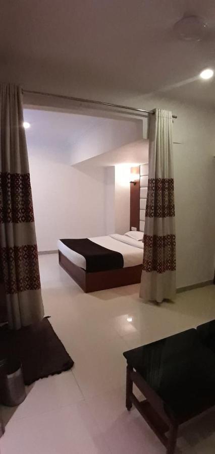 Golden Plaza Hotel Ahmedabad Eksteriør billede