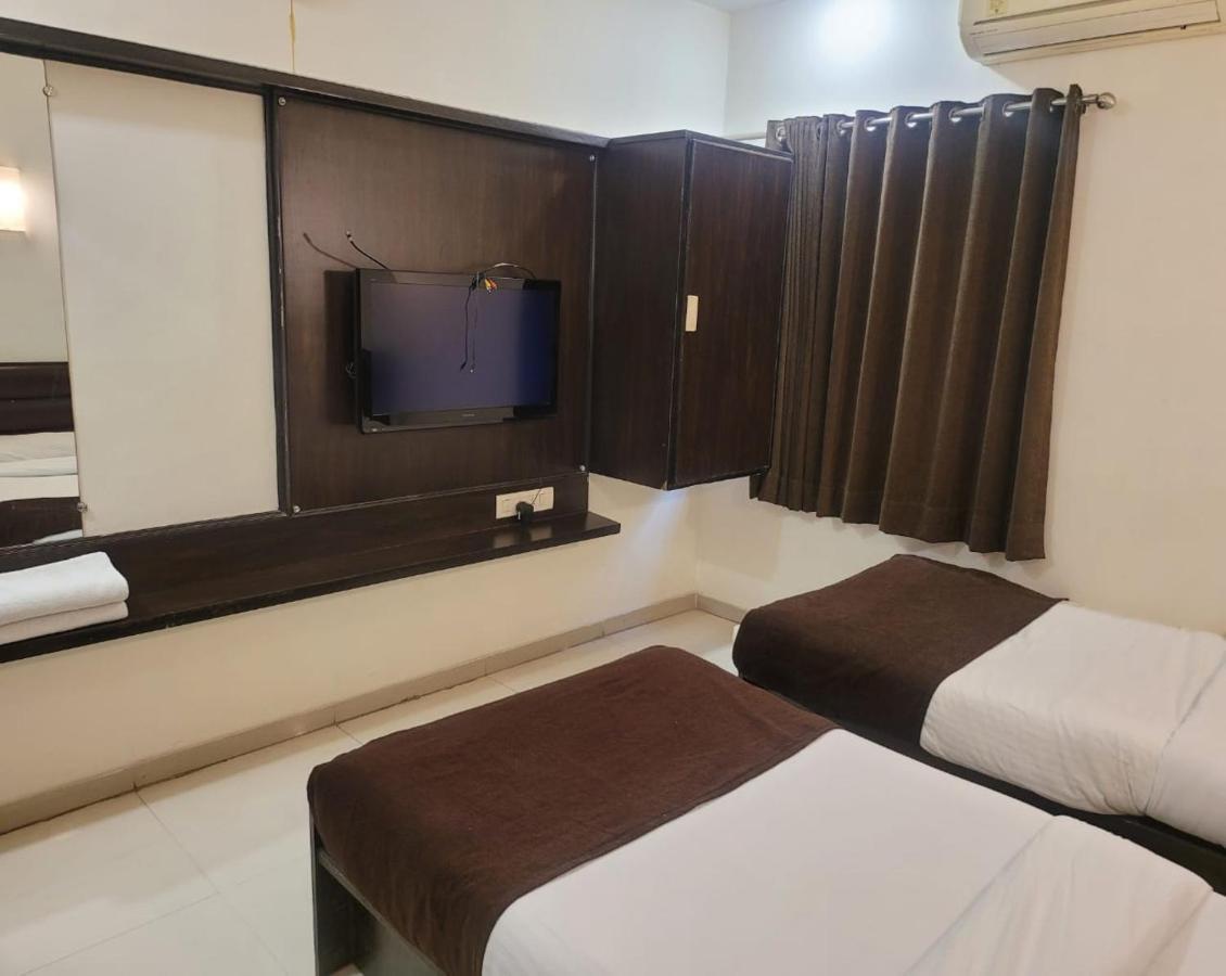 Golden Plaza Hotel Ahmedabad Eksteriør billede