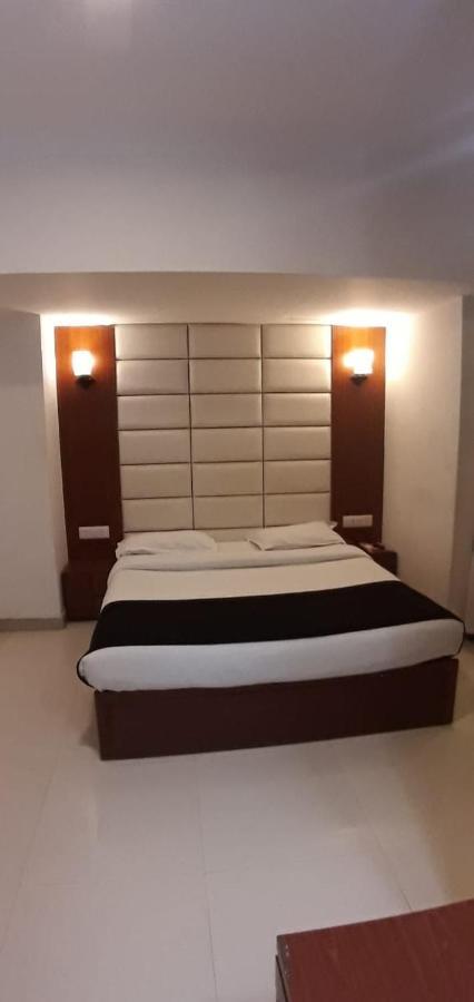 Golden Plaza Hotel Ahmedabad Eksteriør billede