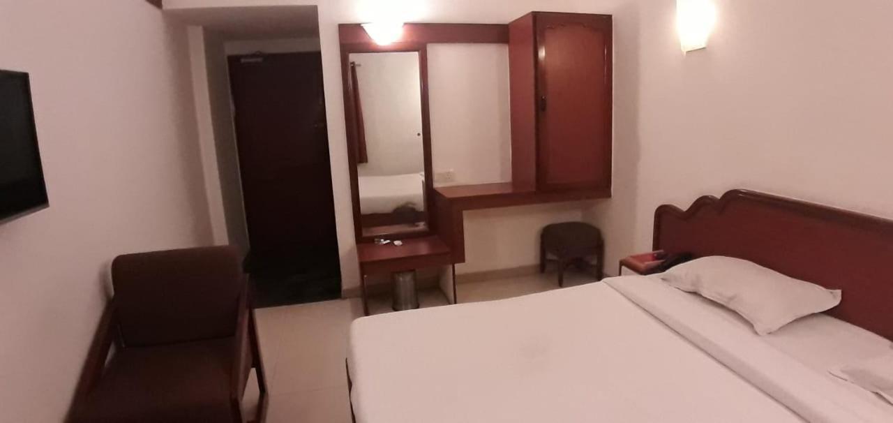 Golden Plaza Hotel Ahmedabad Eksteriør billede
