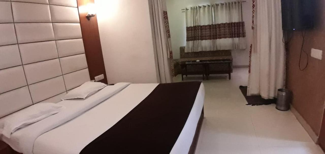 Golden Plaza Hotel Ahmedabad Eksteriør billede