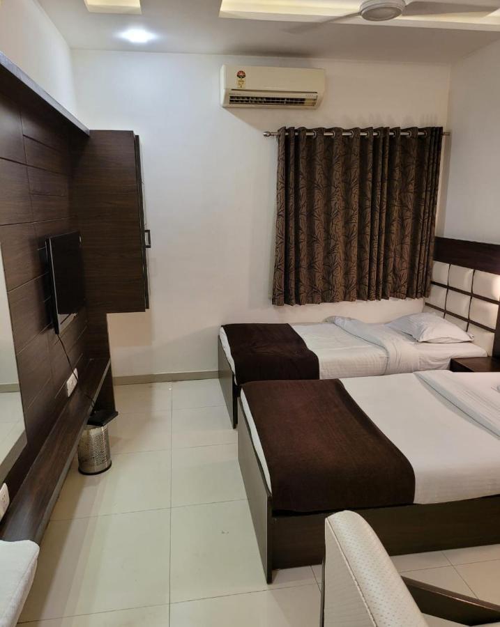 Golden Plaza Hotel Ahmedabad Eksteriør billede