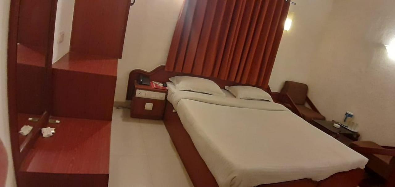 Golden Plaza Hotel Ahmedabad Eksteriør billede