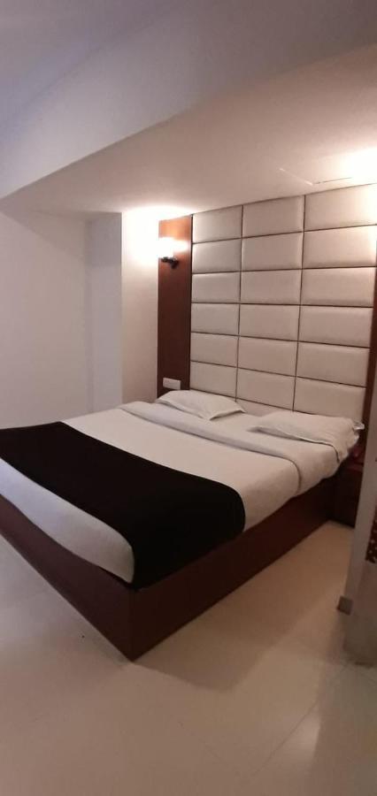 Golden Plaza Hotel Ahmedabad Eksteriør billede