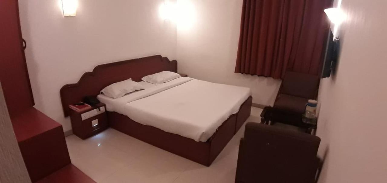 Golden Plaza Hotel Ahmedabad Eksteriør billede