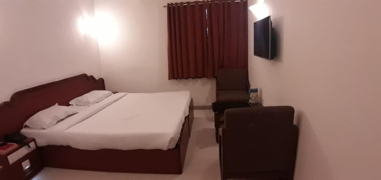 Golden Plaza Hotel Ahmedabad Eksteriør billede